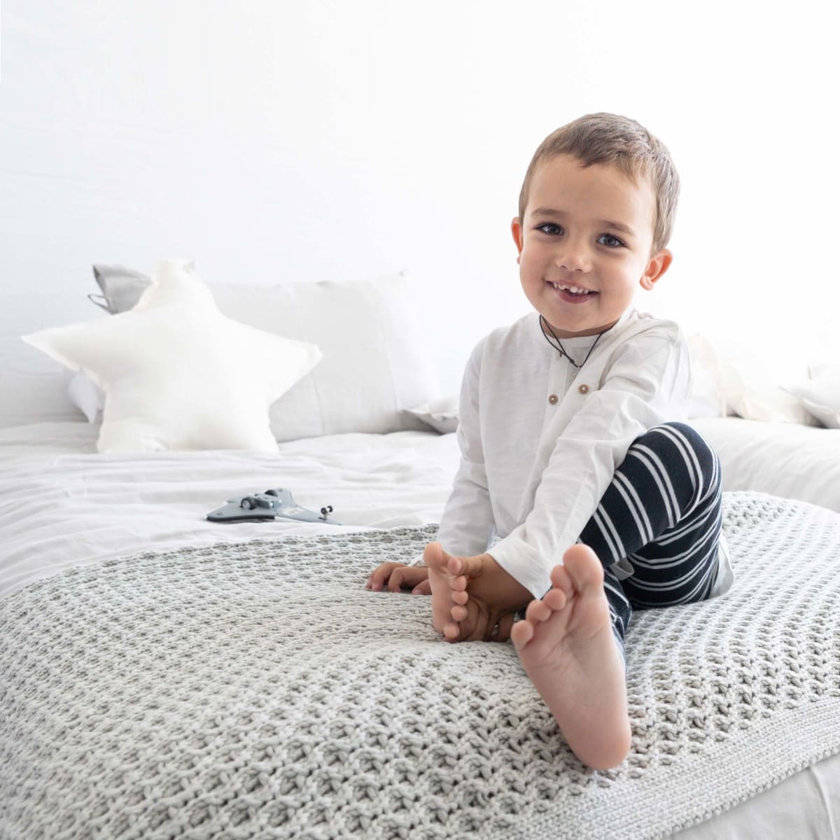 Piecera Cama Pompón Gris