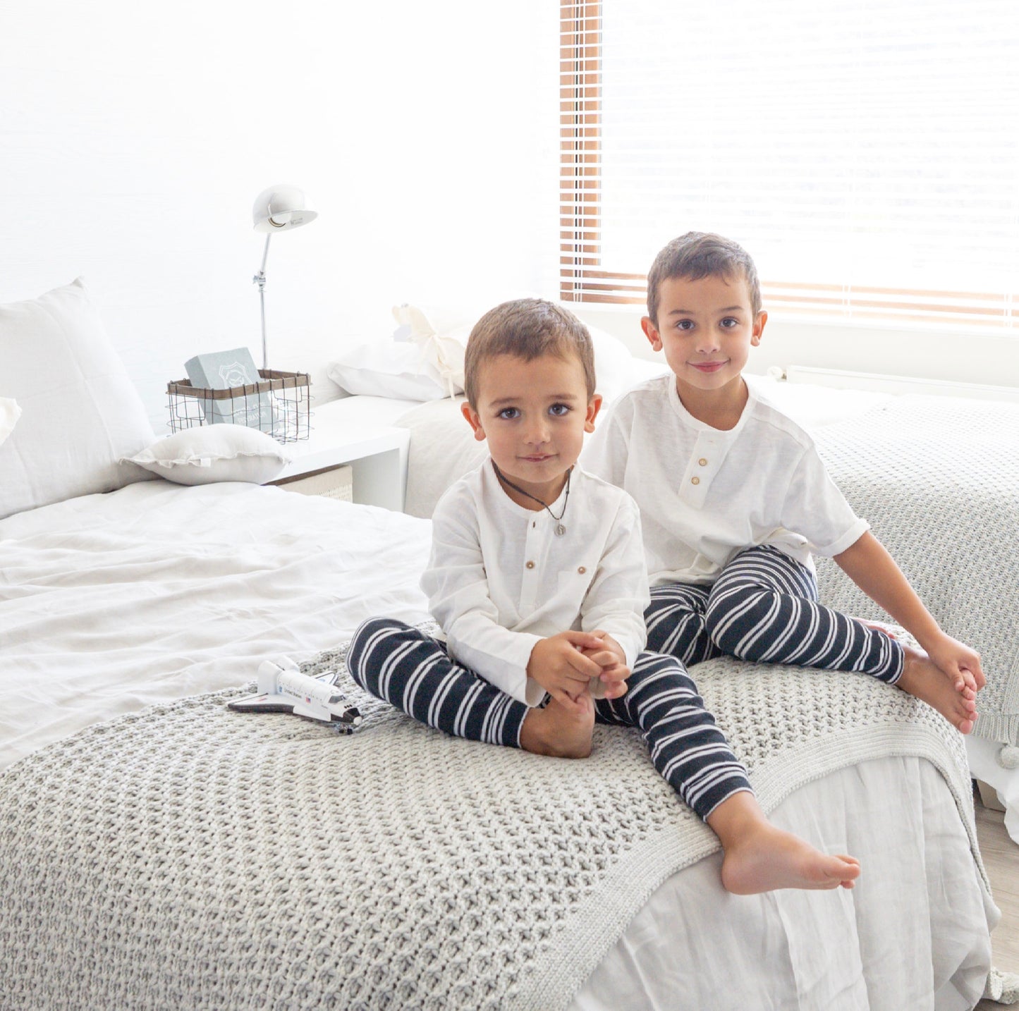 Piecera Cama Pompón Gris