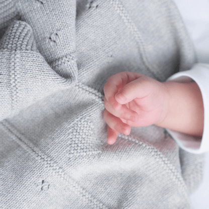 Manta Para Bebé Tejida Corazón Gris